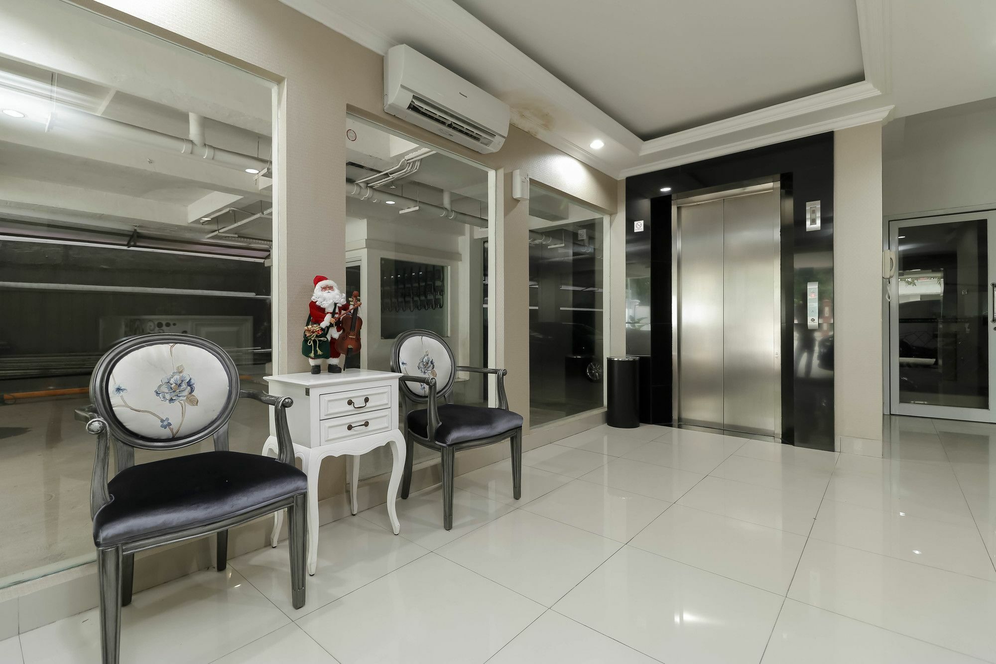 Reddoorz Plus @ Setiabudi Barat Jakarta Ngoại thất bức ảnh