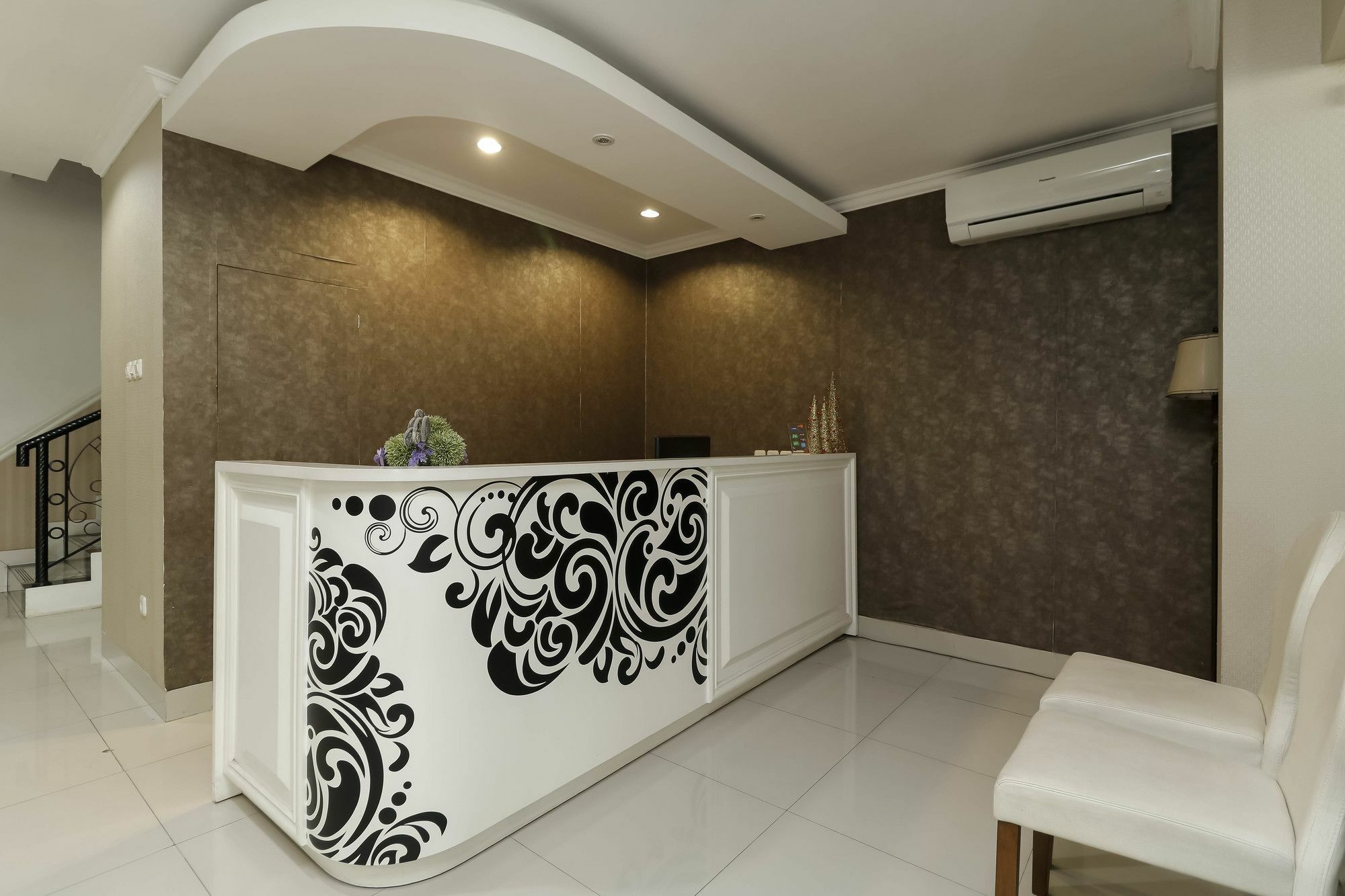 Reddoorz Plus @ Setiabudi Barat Jakarta Ngoại thất bức ảnh