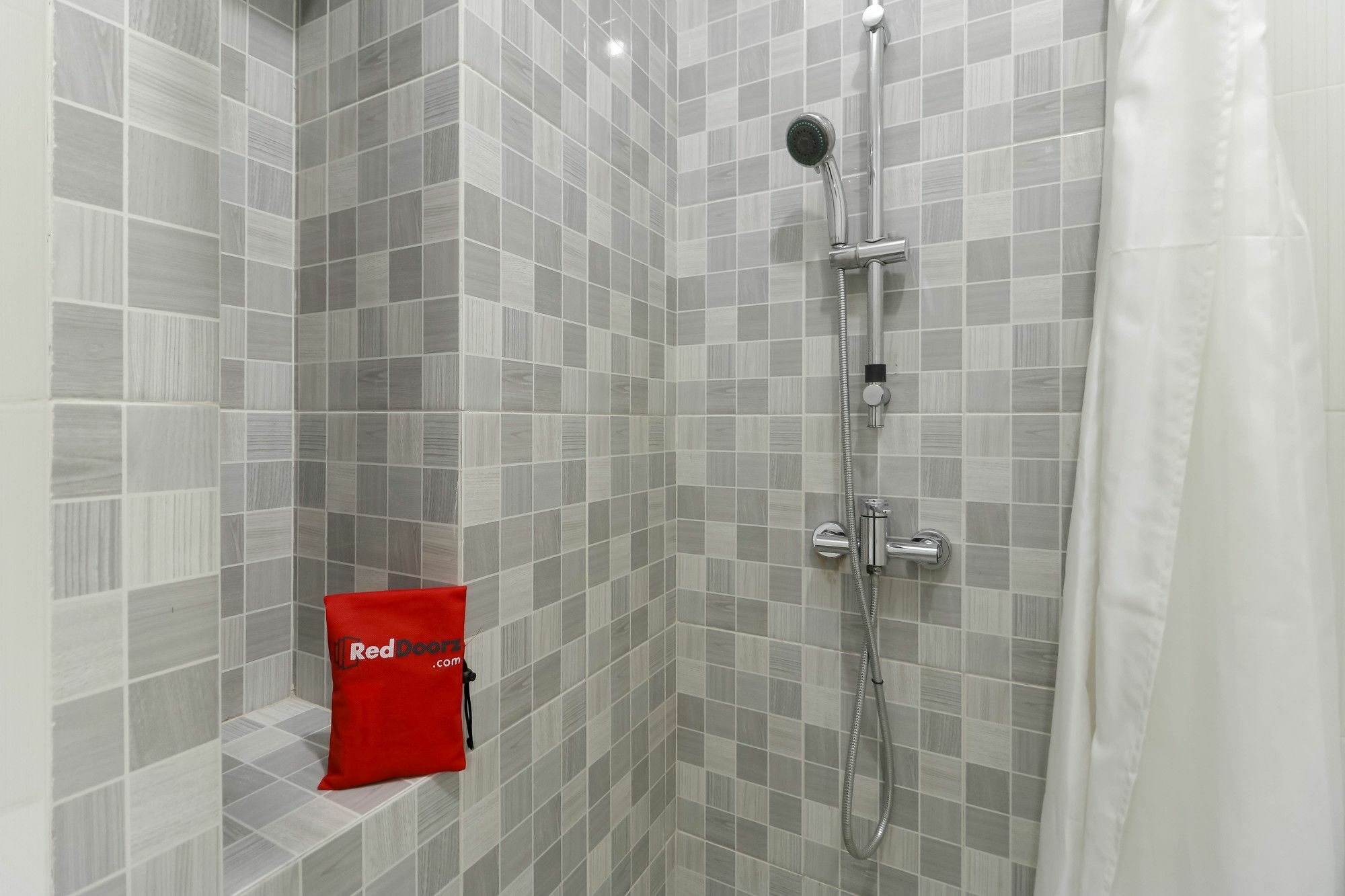 Reddoorz Plus @ Setiabudi Barat Jakarta Ngoại thất bức ảnh